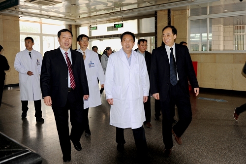 张建平院长、周广鑑书记陪同省三级医院验收检查组组长、江大附院副院长张建新检查我院急诊中心